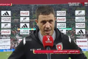 بكاء جمال السلامي المدير الفني لمنتخبنا الوطني بعد التأهل لنصف نهائي البطولة
