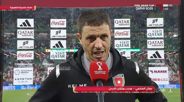 بكاء جمال السلامي المدير الفني لمنتخبنا الوطني بعد التأهل لنصف نهائي البطولة