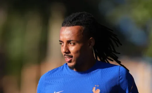 بايرن يدخل سباق التعاقد مع جول كوندِه بينما يتزايد الضغط على برشلونة واهتمام تشيلسي مستمر